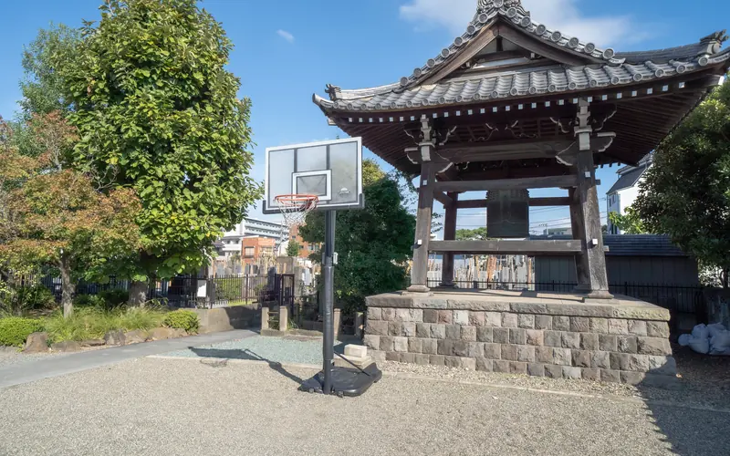 妙源寺正覚会館の境内の鐘楼