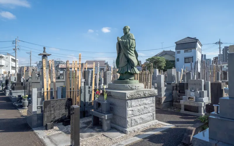 妙源寺正覚会館の境内の立像