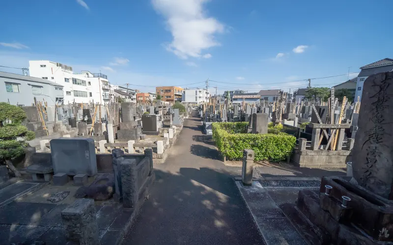 妙源寺正覚会館の境内の墓地（通路）