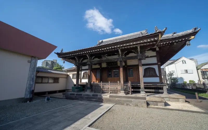 妙源寺正覚会館の本堂（斜め）