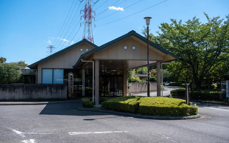 新座市営墓園斎場の建物の外観（側面）
