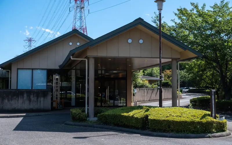 新座市営墓園斎場の建物の外観（側面）