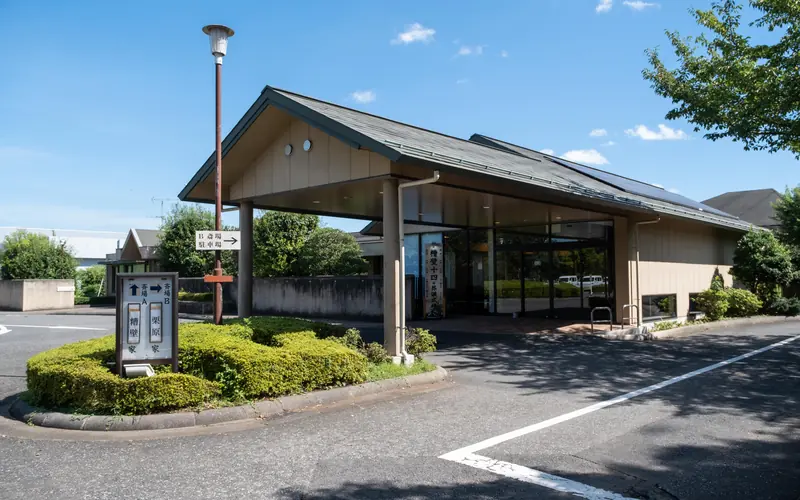 新座市営墓園斎場の建物の外観