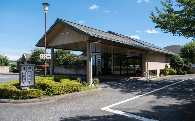 新座市営墓園斎場の建物の外観