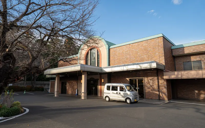 日華斎場（多磨葬祭場）のアーチ窓の建物（遠め）