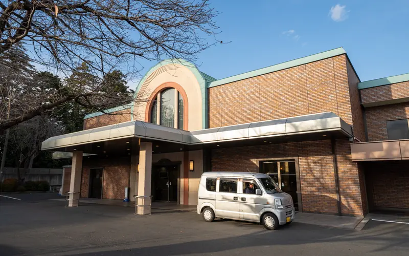 日華斎場（多磨葬祭場）のアーチ窓の建物（近景）