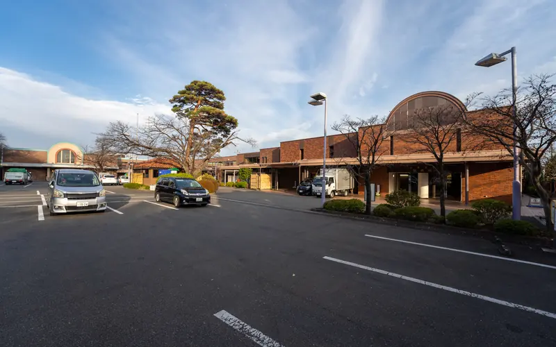 日華斎場(多磨葬祭場)の駐車場(松と建物)