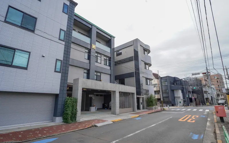 宣明院会館の外観(道路・奥)