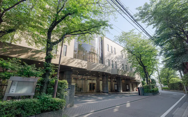 落合斎場の建物の外観(道路側)