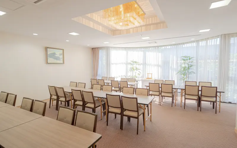 落合斎場の会食室(窓側)