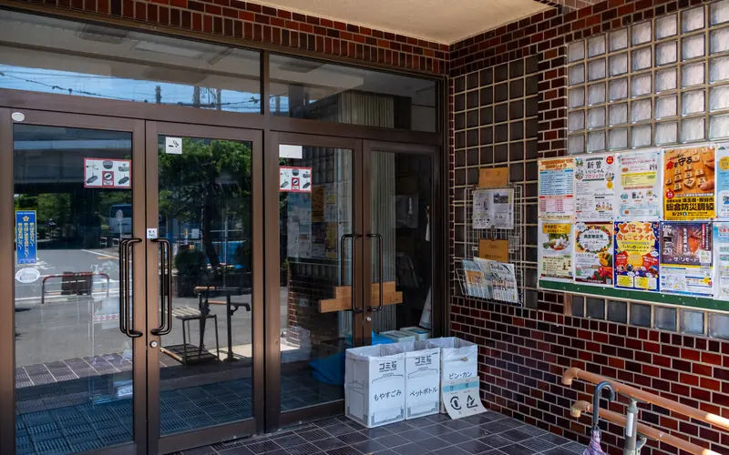 沖内会館の玄関ドアと掲示板