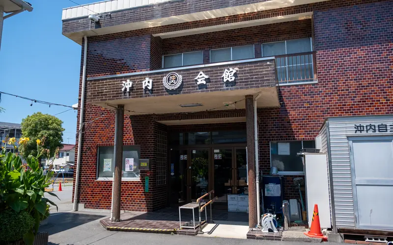 沖内会館の玄関（斜めから）