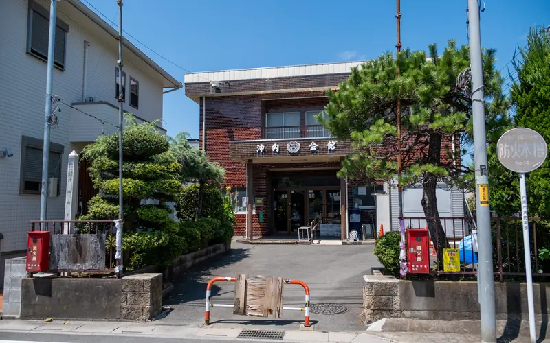沖内会館の道路から見た入口