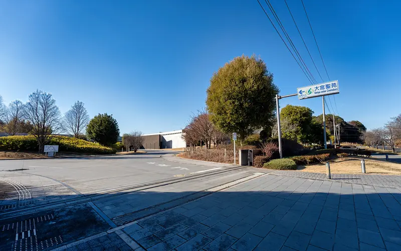 大宮聖苑の敷地入口の案内標識(遠景)