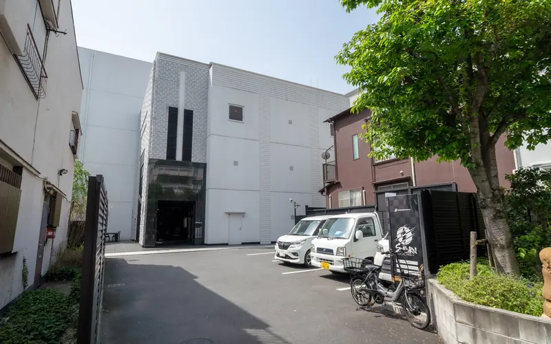 弘法寺ホールの駐車場と建物裏手