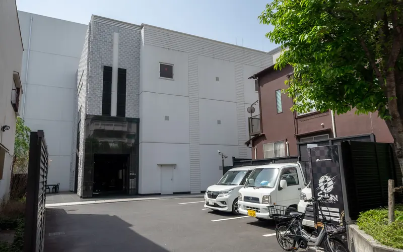 弘法寺ホールの駐車場と建物裏手（別カット）