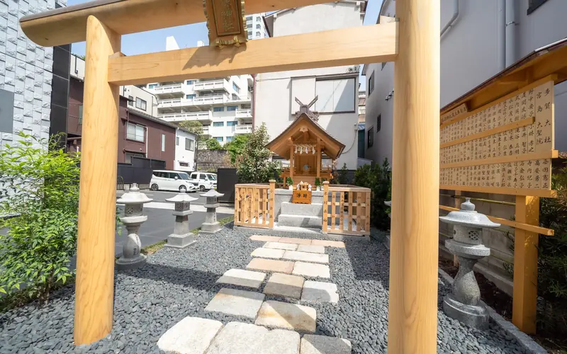 弘法寺ホールの境内の鳥居と社