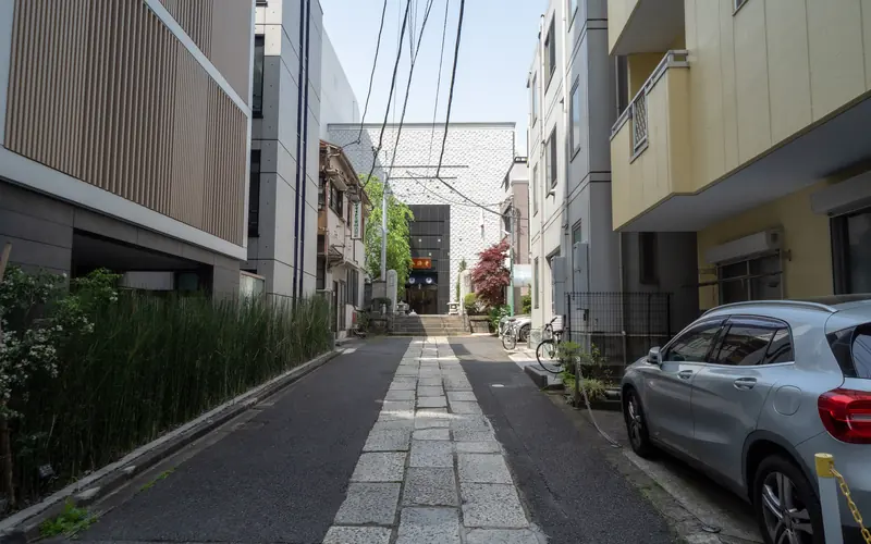 弘法寺ホールの建物へ続く細い道
