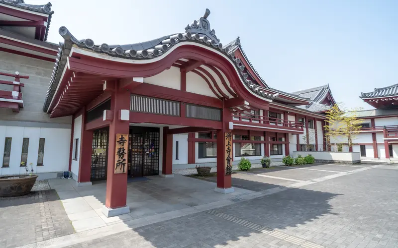 増上寺の寺務所の入口（斜め）