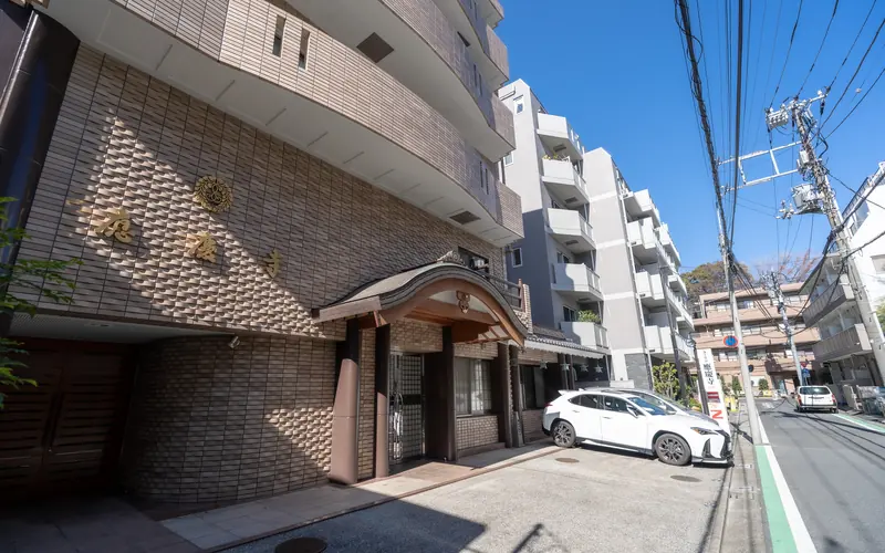 應慶寺の建物の外観（右から）