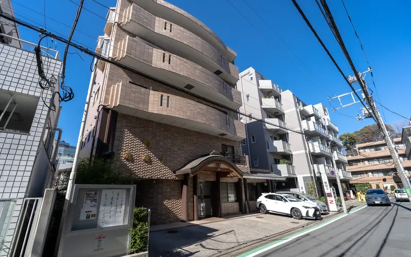 應慶寺の建物と掲示板（道路）