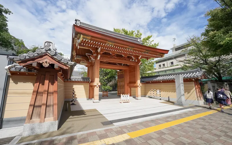 霊巌寺の山門(歩道側から)