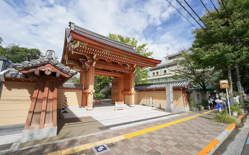 霊巌寺の山門(歩道側から)