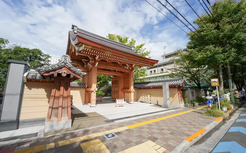 霊巌寺の山門(歩道側から)