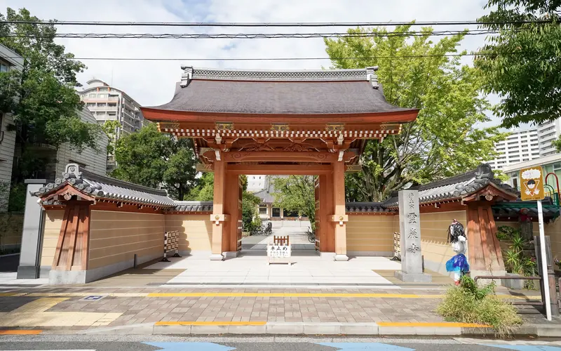霊巌寺の山門(正面から)