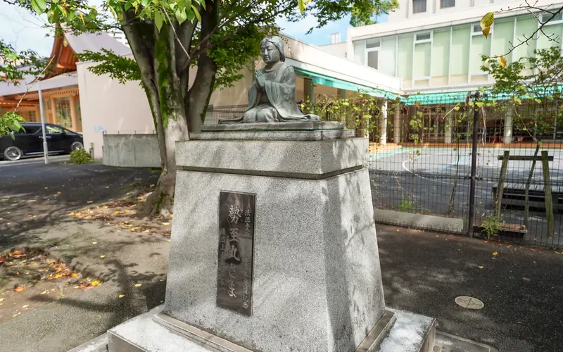 霊巌寺の境内の座像と台座