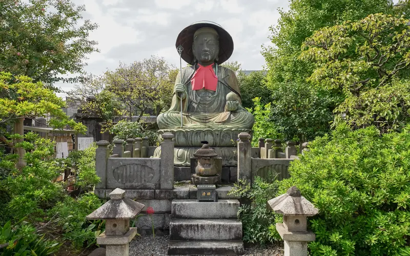 霊巌寺の境内の大きな地蔵像