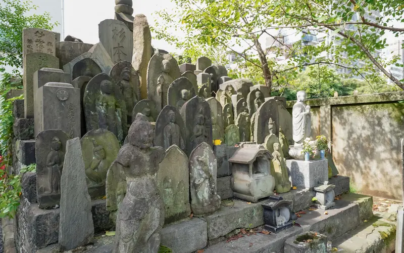 霊巌寺の境内の石仏群