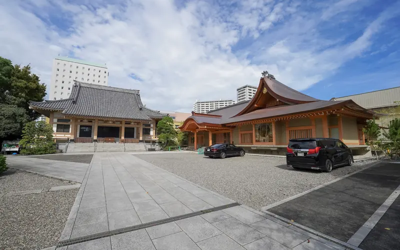 霊巌寺の境内(本堂と新館)