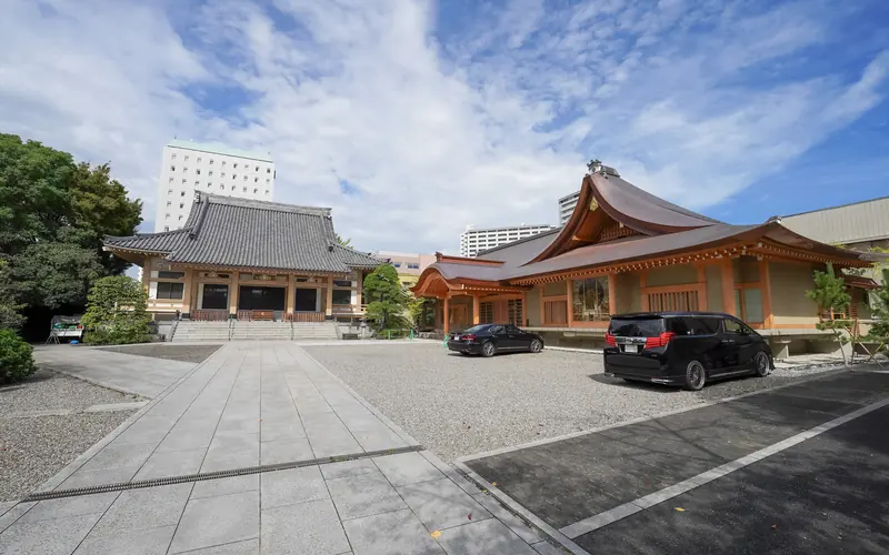霊巌寺の境内(本堂と新館)