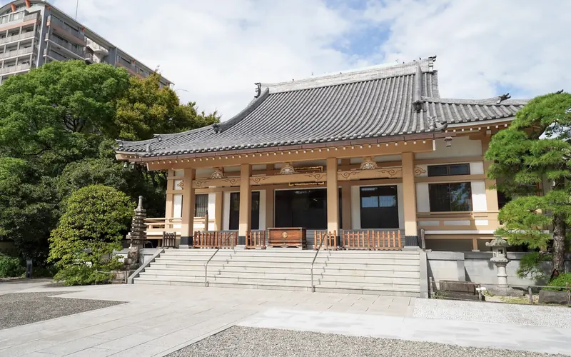 霊巌寺の本堂(右斜めから)