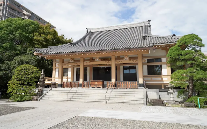 霊巌寺の本堂(右斜めから)