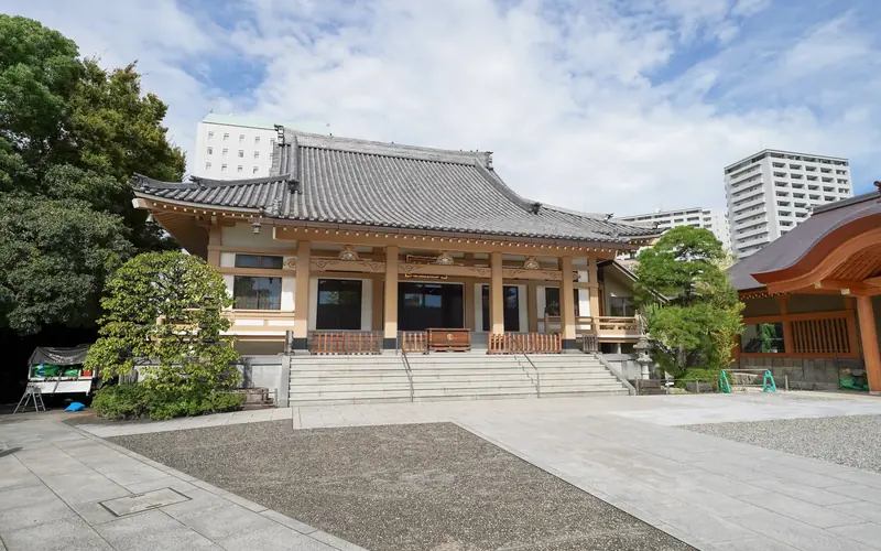 霊巌寺の本堂(左斜めから)