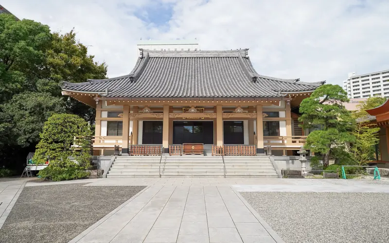 霊巌寺の本堂(正面から)