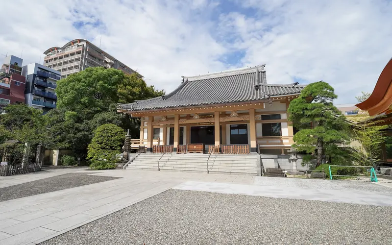 霊巌寺の本堂(遠景)