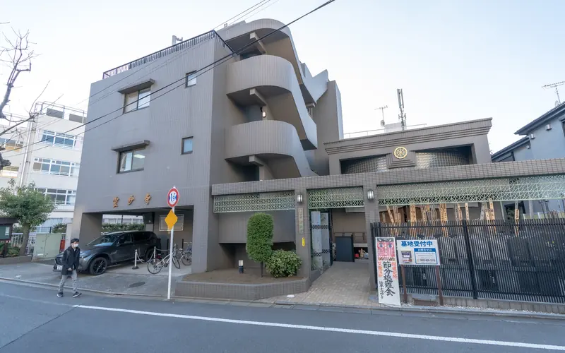 霊妙寺会館の建物の外観(道路から)