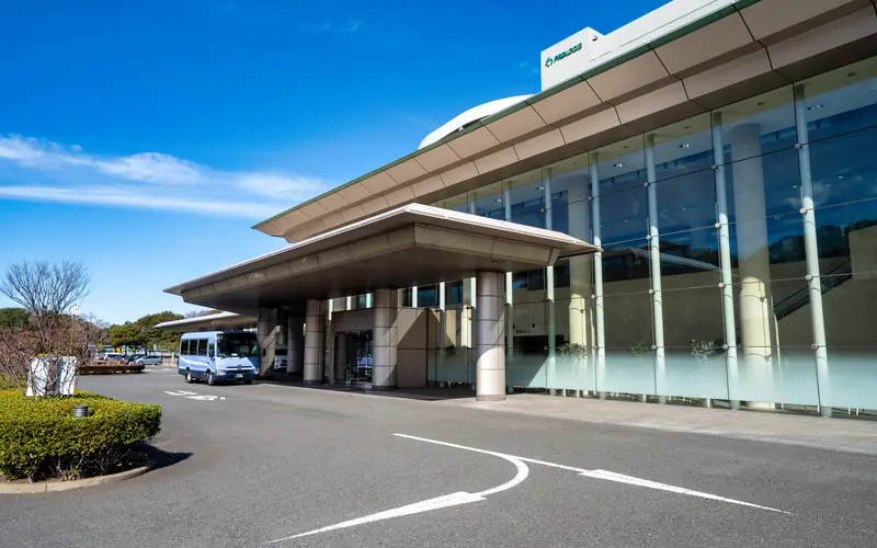 臨海斎場のガラス張りの外観