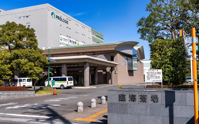 臨海斎場の館名石碑と建物外観