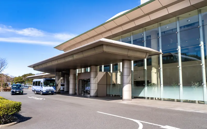 臨海斎場の車寄せと建物外観