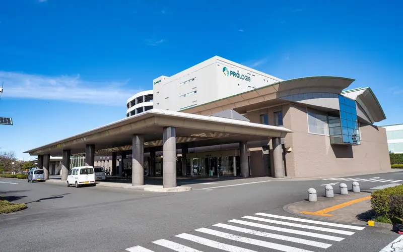 臨海斎場の建物の外観（正面斜め）