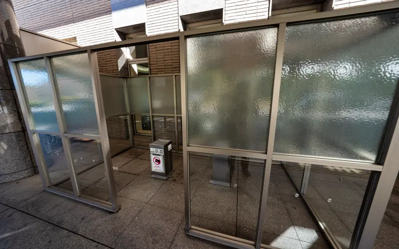 臨海斎場の喫煙所（ガラス越し）