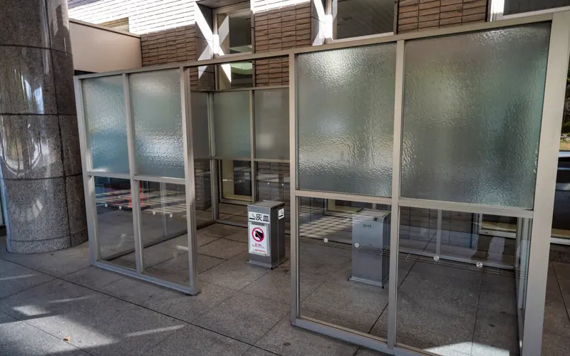 臨海斎場の喫煙所（灰皿）