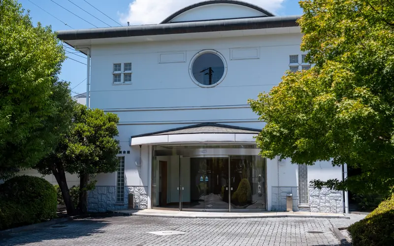 宝樹院会館の入口（斜め左から）