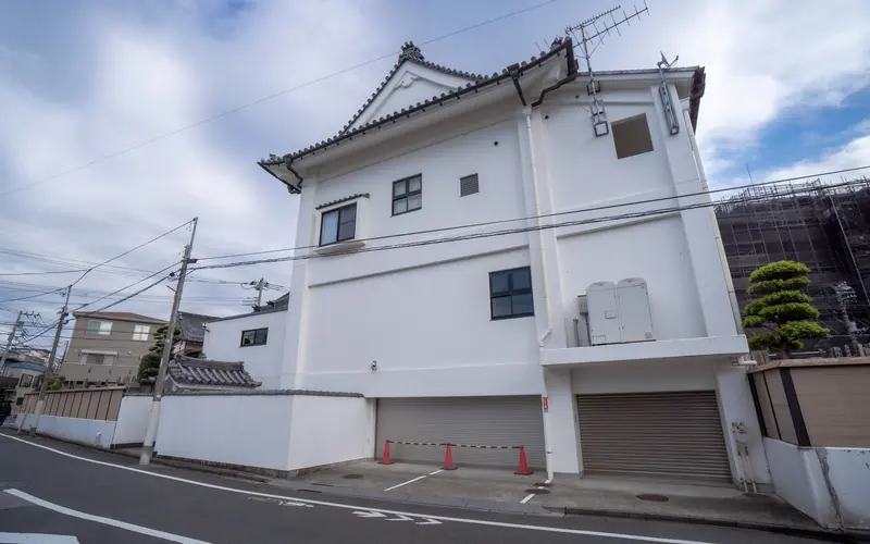 理性院会館の建物の外観(側面)