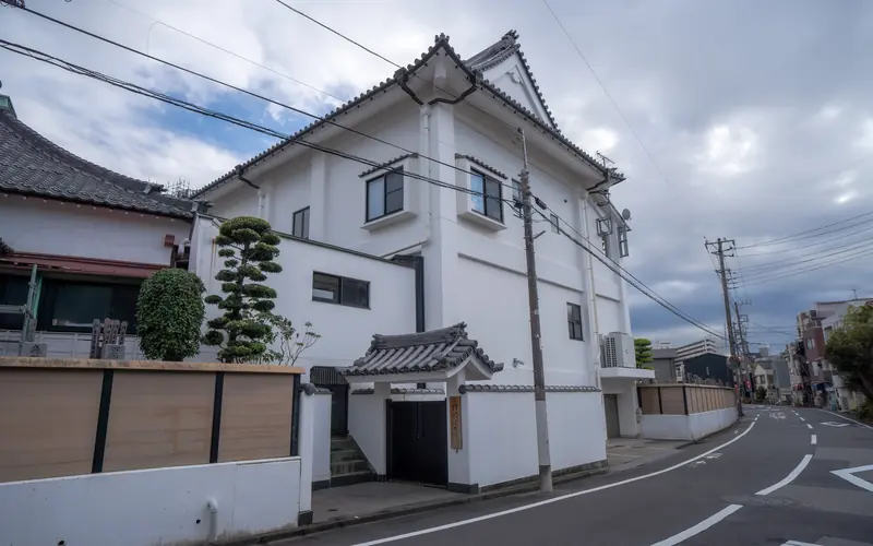 理性院会館の建物の外観(道路沿い)