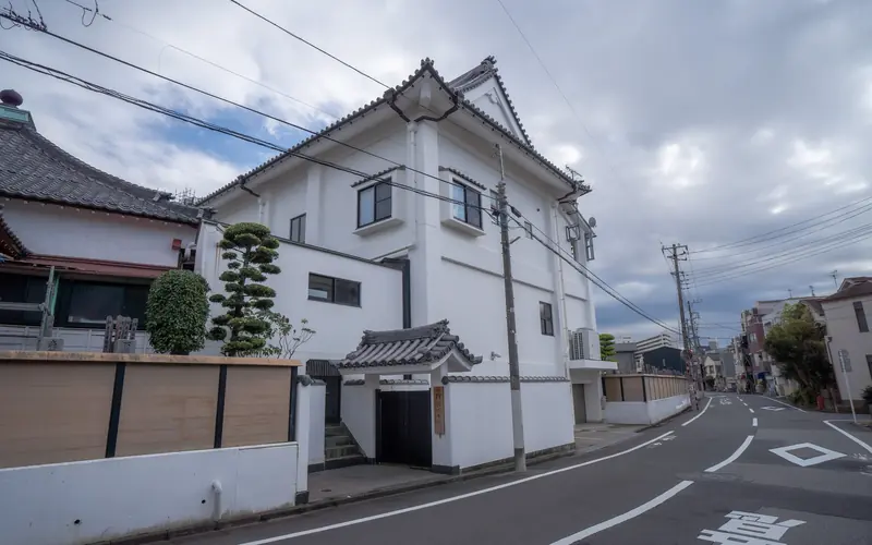 理性院会館の建物の外観（路地側）
